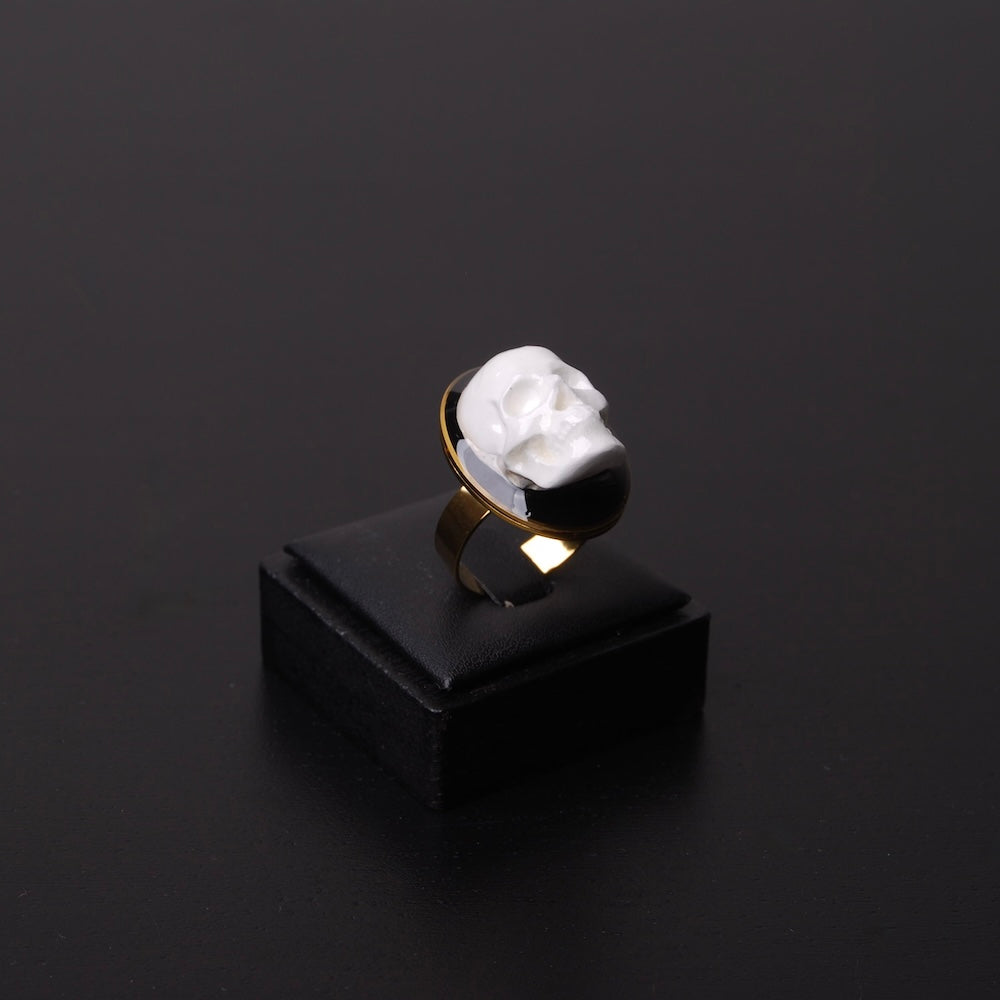 anello teschio cammeo su espositore per anelli, vista 3/4