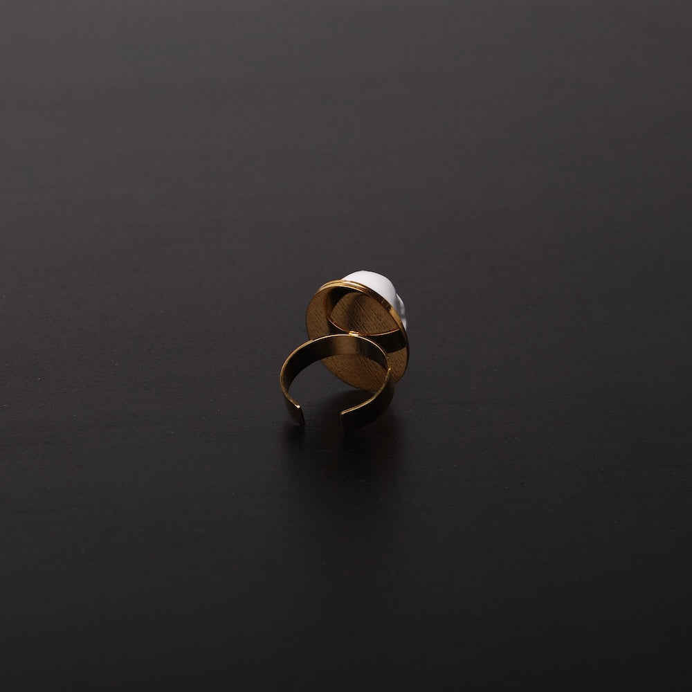anello teschio cammeo su espositore per anelli, retro