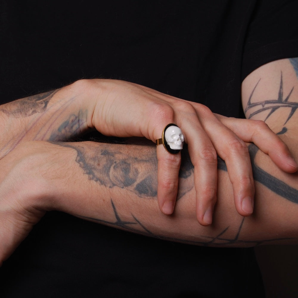 anello teschio cammeo indossato su mano maschile