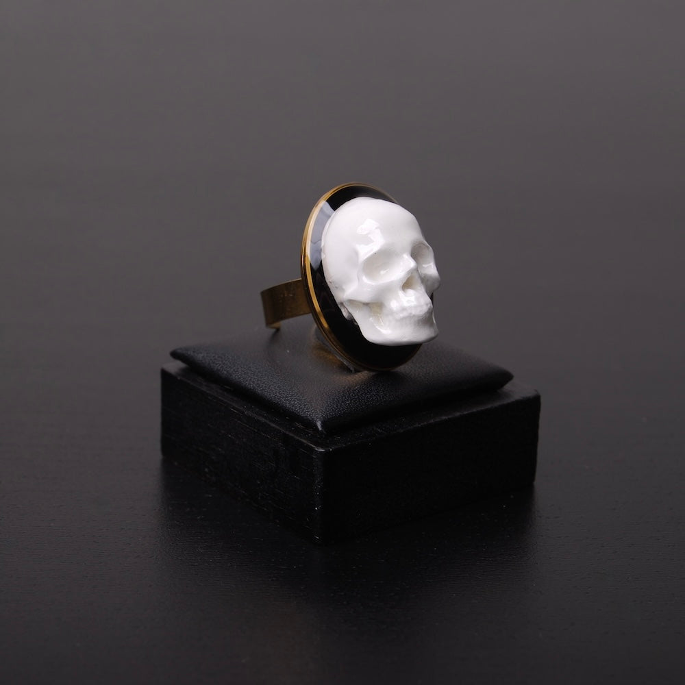 anello teschio cammeo poggiato sopra espositore per anelli
