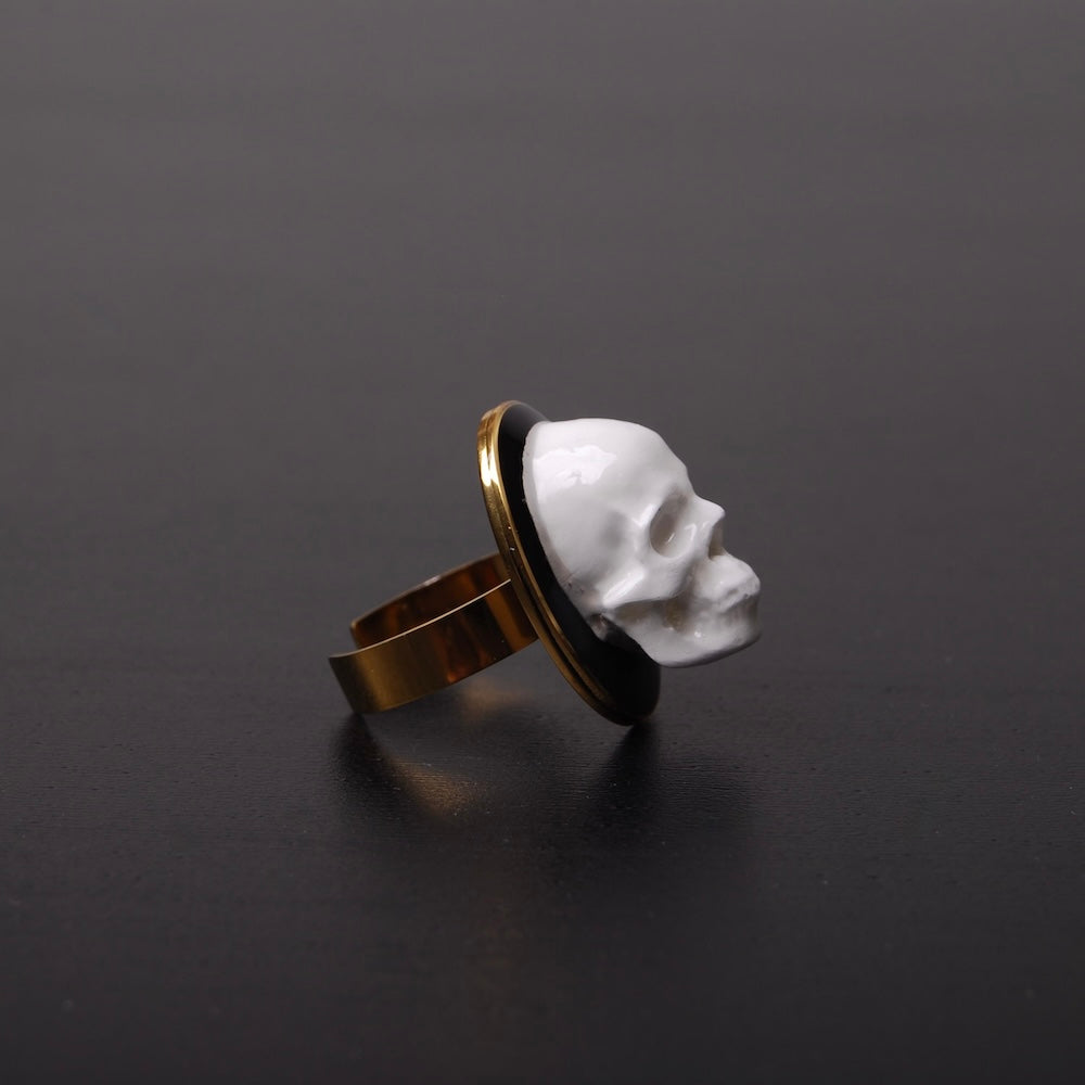 anello teschio cammeo su espositore per anelli vista 3/4 laterale