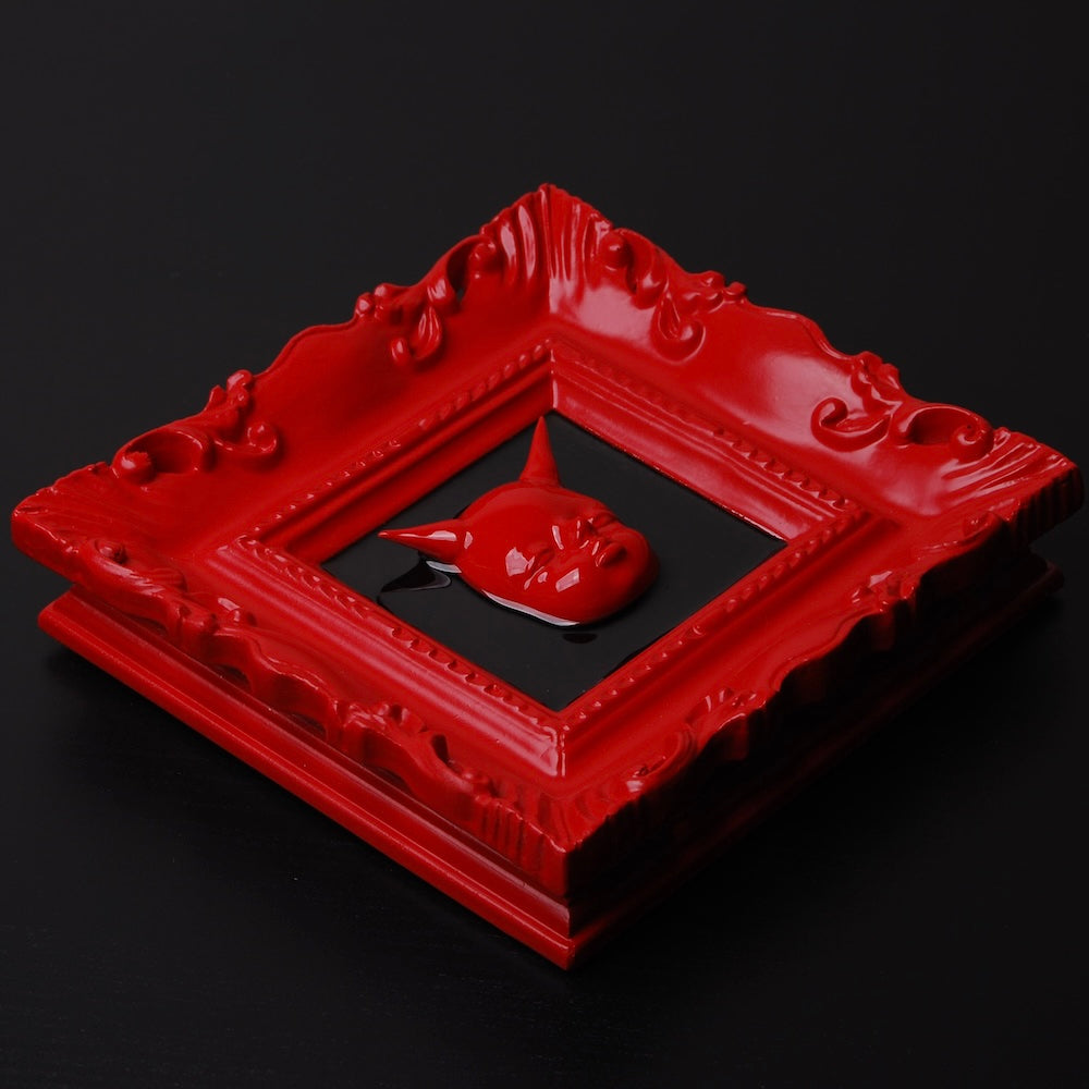 quadretto con cornice barocca con miniatura testa da diavoletta rossa