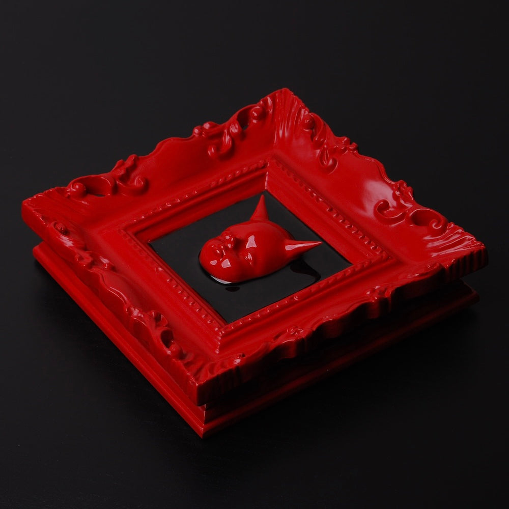 quadretto con cornice barocca con miniatura testa da diavoletta rossa, vista laterale