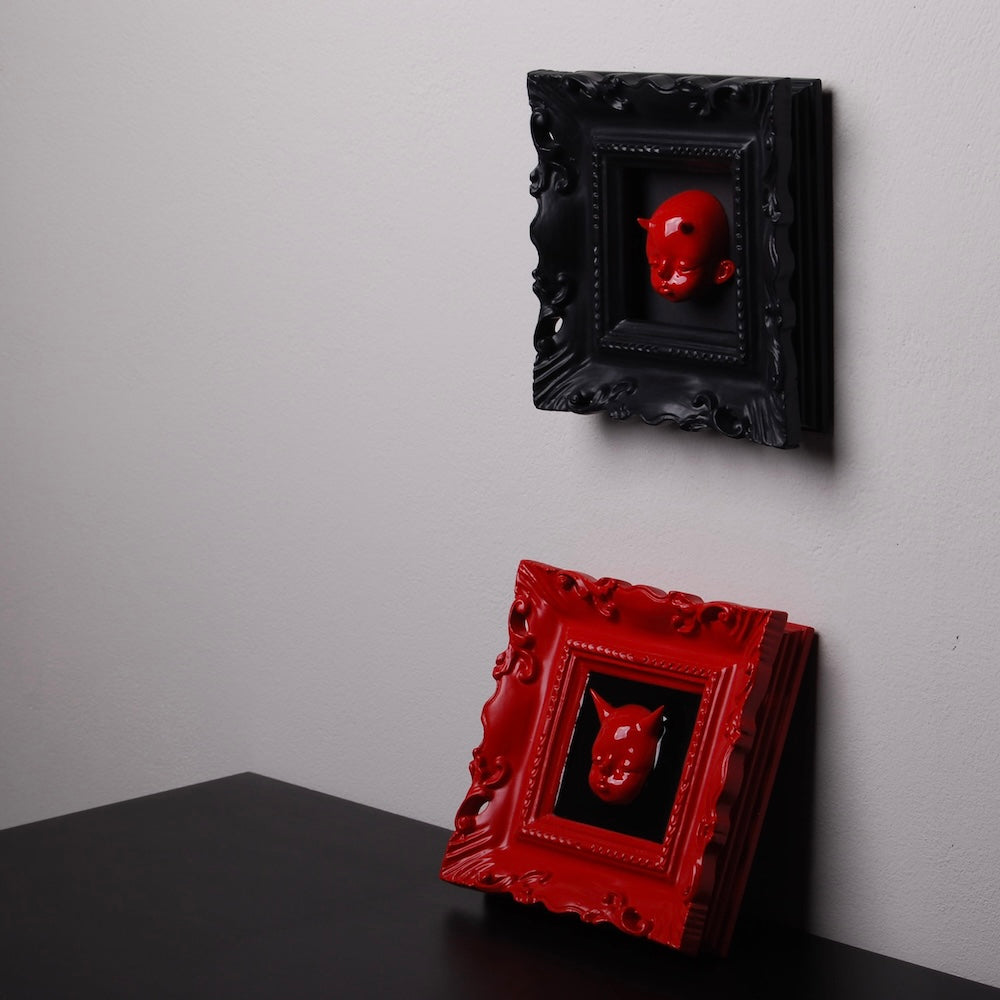 2 quadretti con cornice barocca con miniatura testa di diavoletti