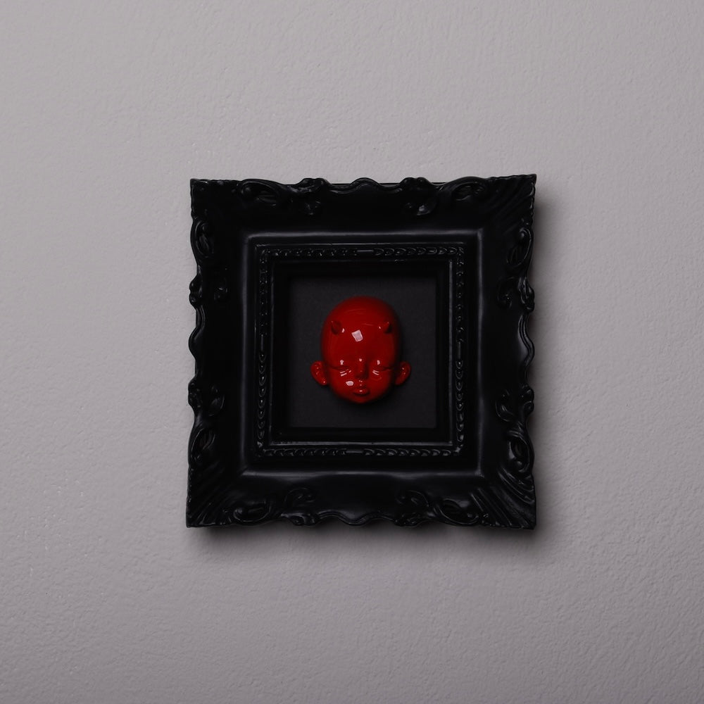 quadretto con cornice barocca con al centro miniatura diavoletto rosso