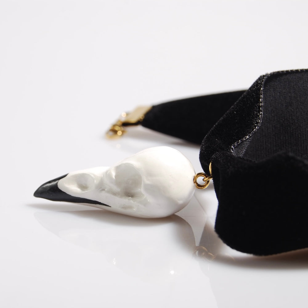 choker in velluto nero con teschio di corvo vista laterale