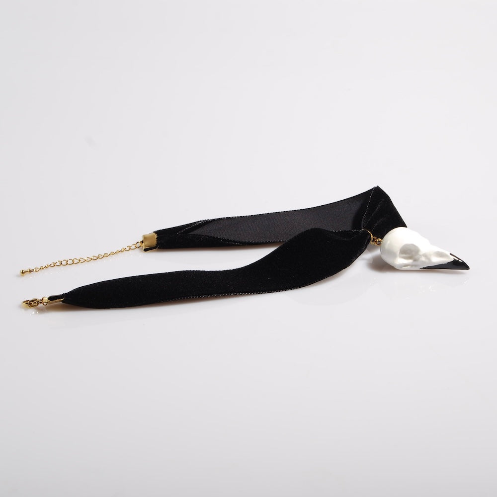 choker in velluto nero con teschio di corvo