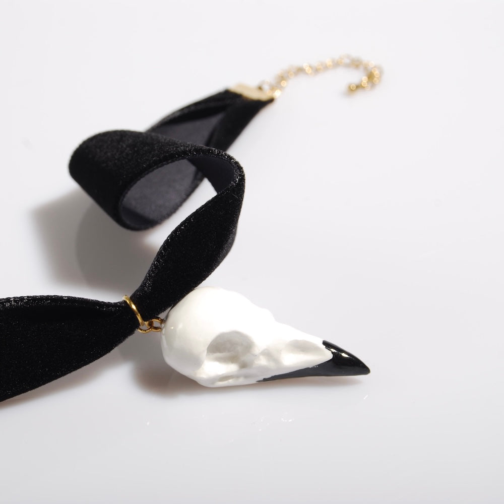 choker in velluto nero con teschio di corvo, dettaglio del teschio