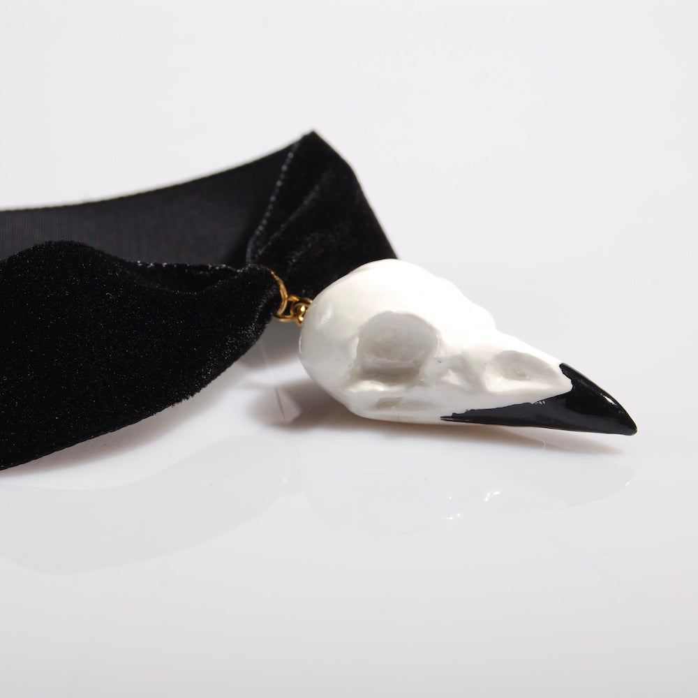 choker in velluto nero con teschio di corvo vista laterale