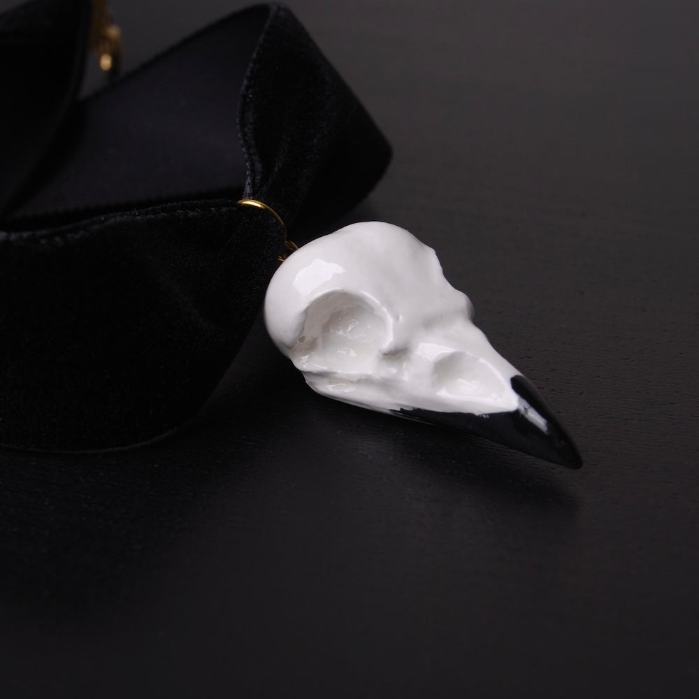 choker in velluto nero con teschio di corvo vista 3/4