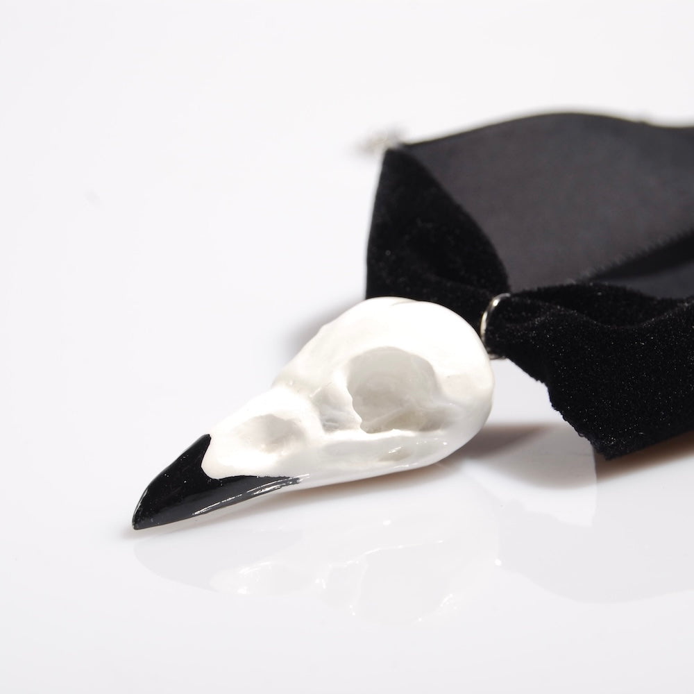 choker run velluto nero con pendente miniatura di teschio di corvo, vista 3/4