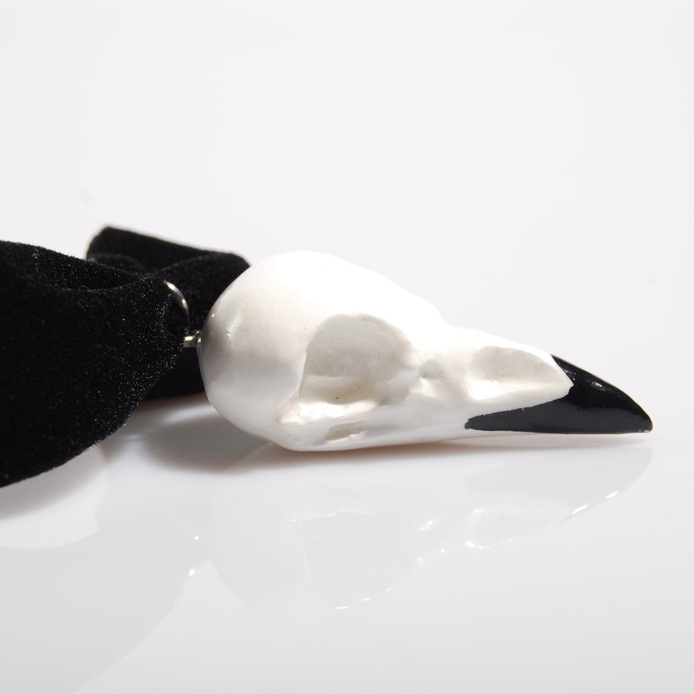 choker run velluto nero con pendente miniatura di teschio di corvo, vista laterale
