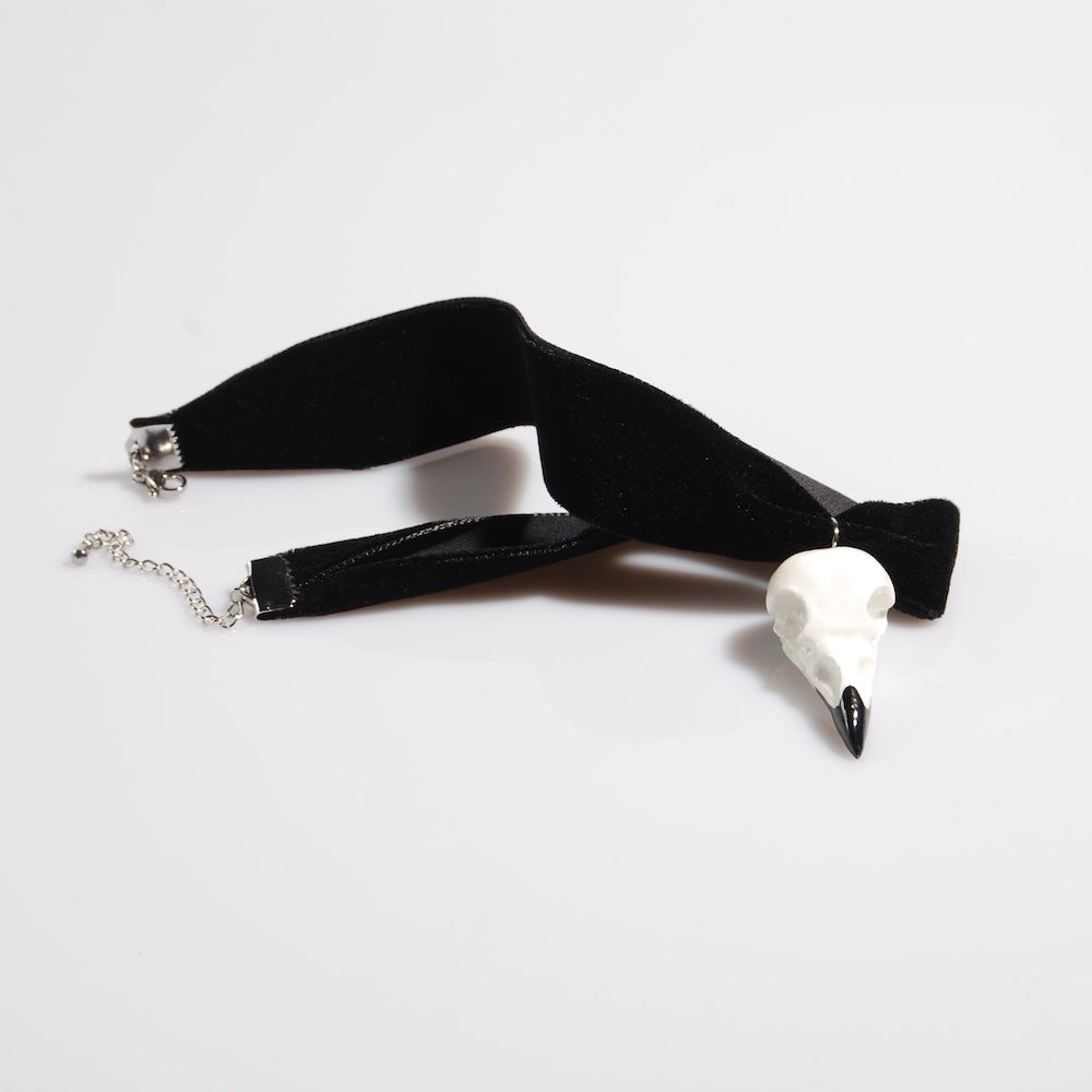 choker run velluto nero con pendente miniatura di teschio di corvo, vista frontale