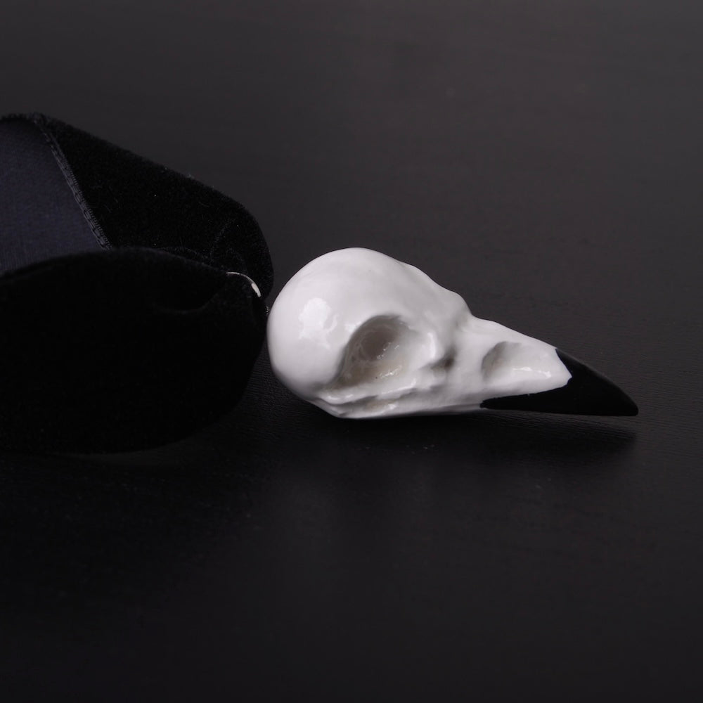 choker run velluto nero con pendente miniatura di teschio di corvo