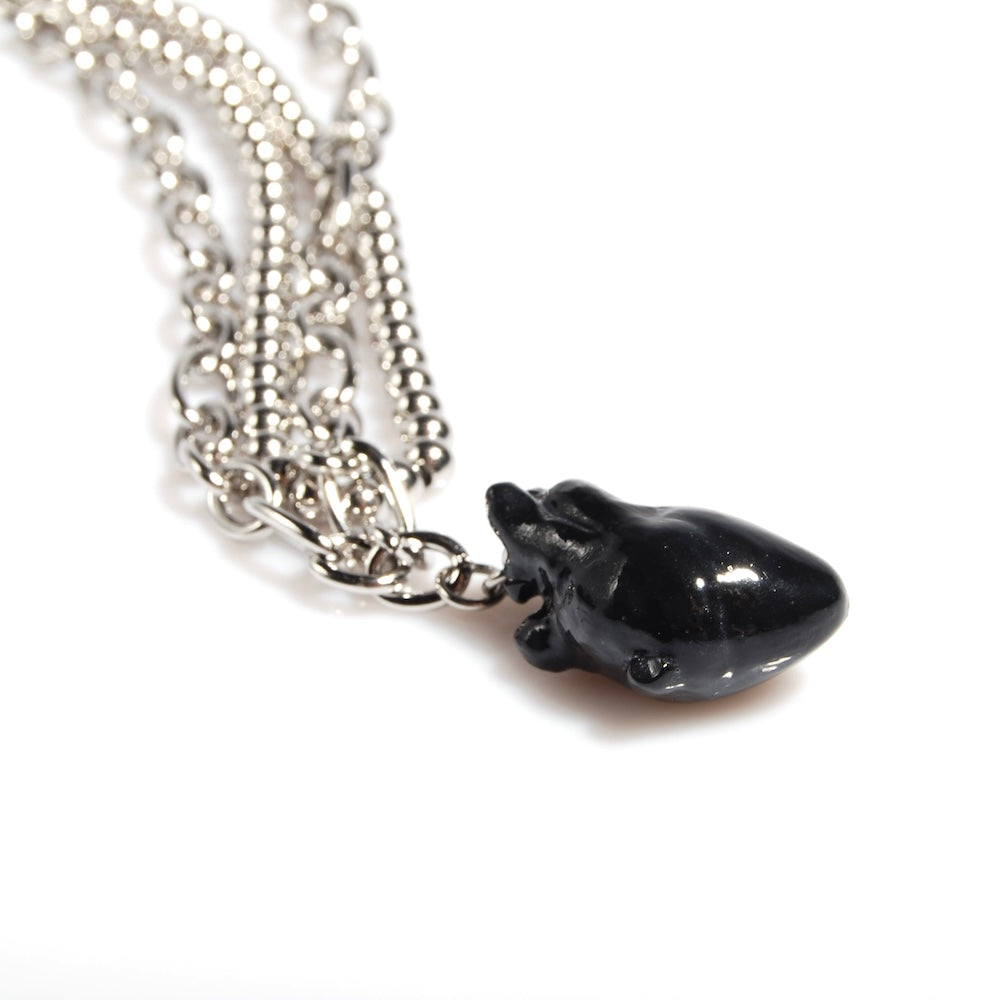collana catena doppia con pendente cuore anatomico nero, dettaglio del cuore