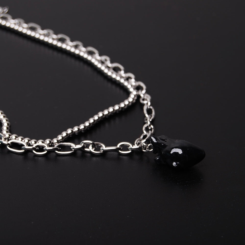 collana catena doppia con pendente cuore anatomico nero, vista laterale