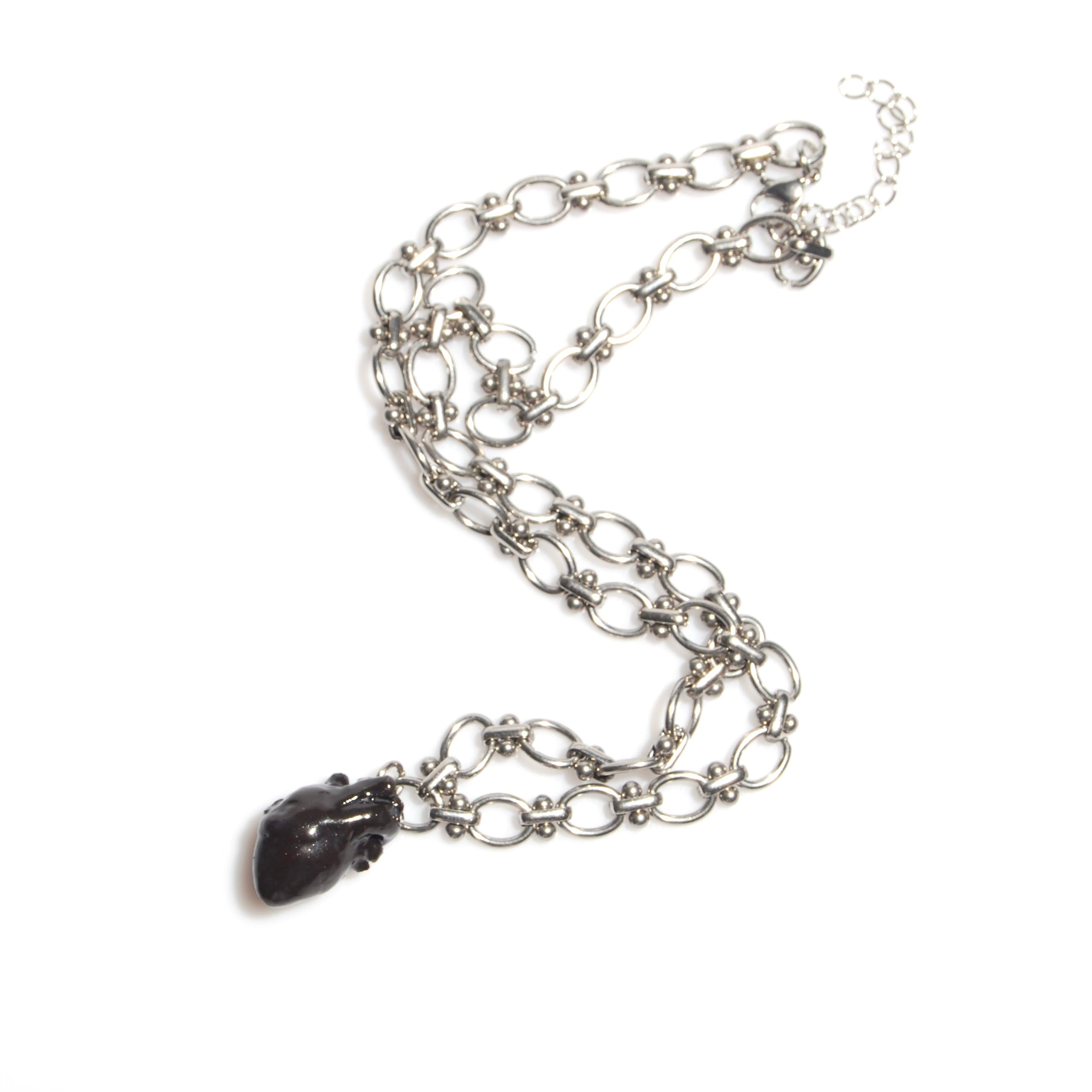 collana catena spessa con pendente cuore anatomico nero, vista dall'alto