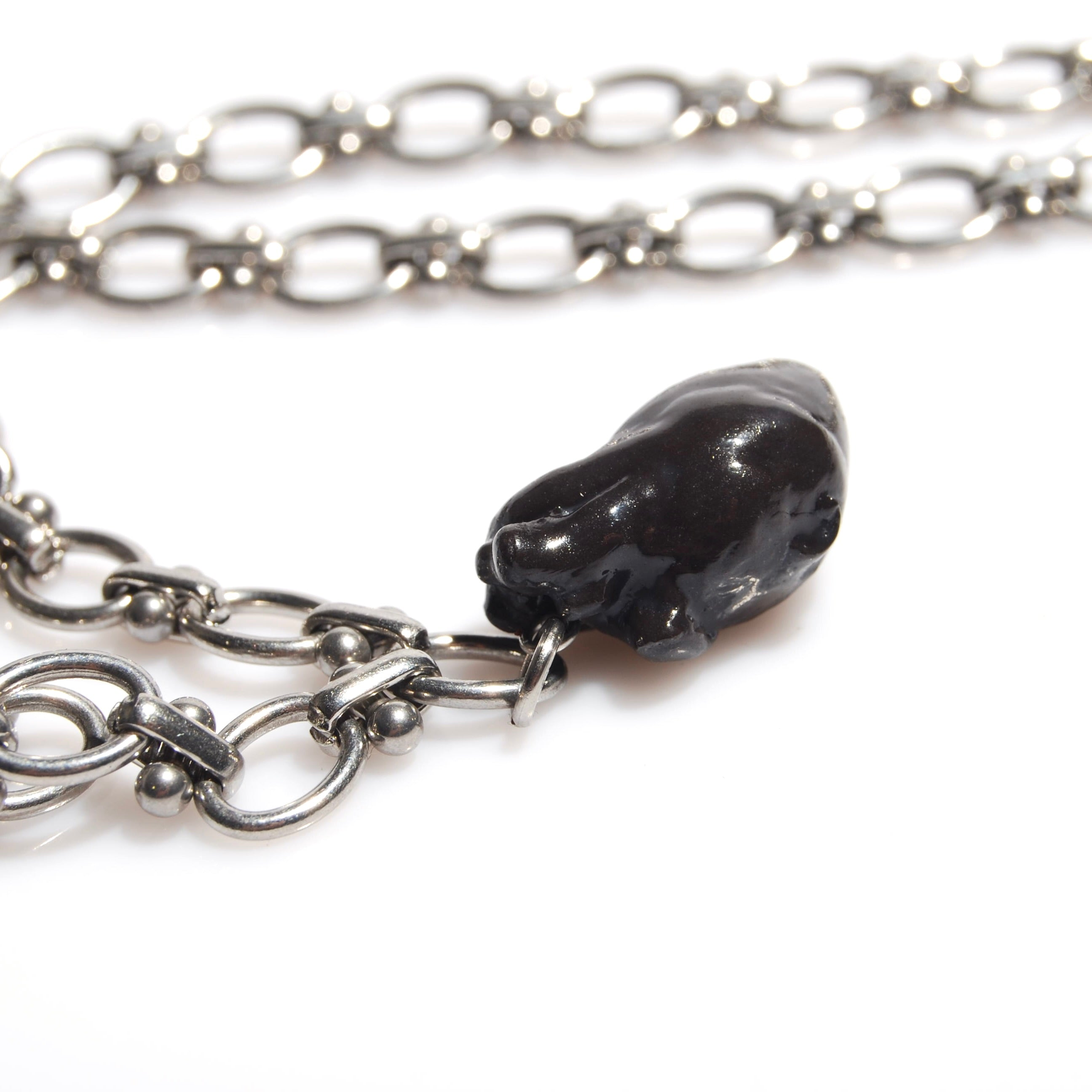 collana catena spessa con pendente cuore anatomico nero, dettaglio del pendente