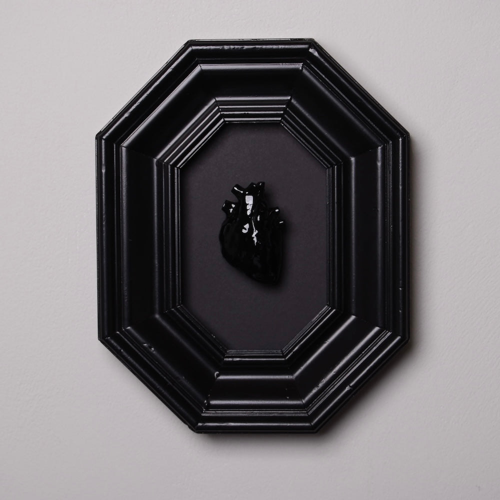 quadro con cornice ottagonale e cuore anatomico nero