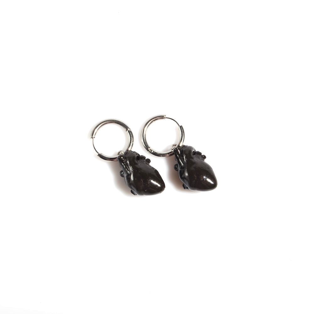 Orecchini a cerchio con pendente miniatura di cuore anatomico nero