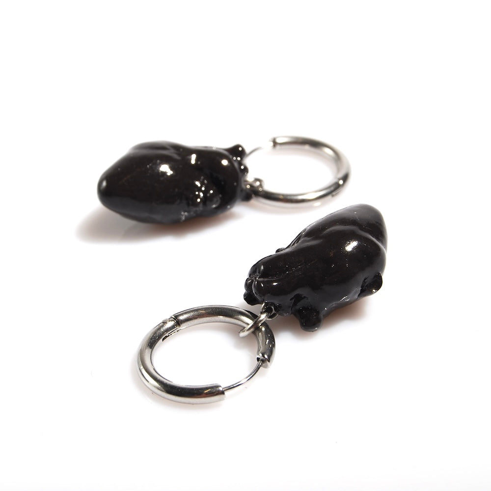 Orecchini a cerchio con pendente miniatura cuore anatomico nero, dettaglio superiore del cuore