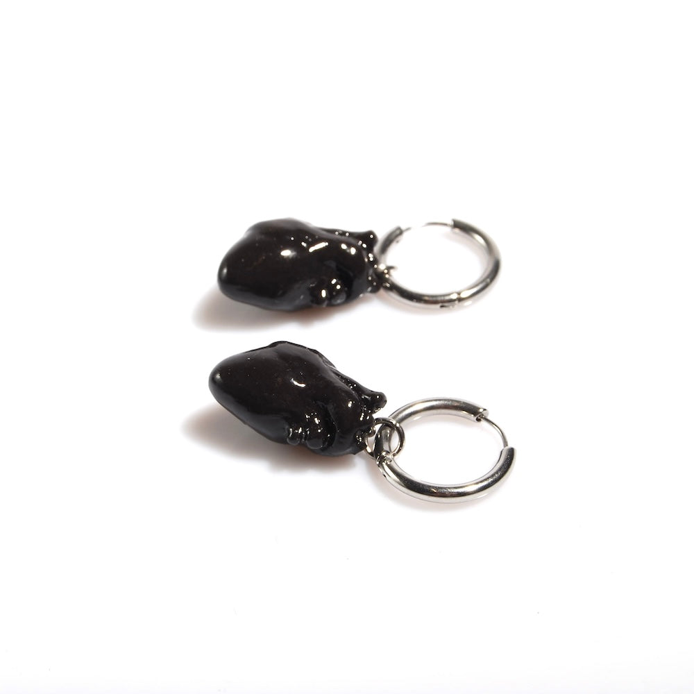 Orecchini a cerchio con pendente miniatura cuore anatomico nero, vista laterale
