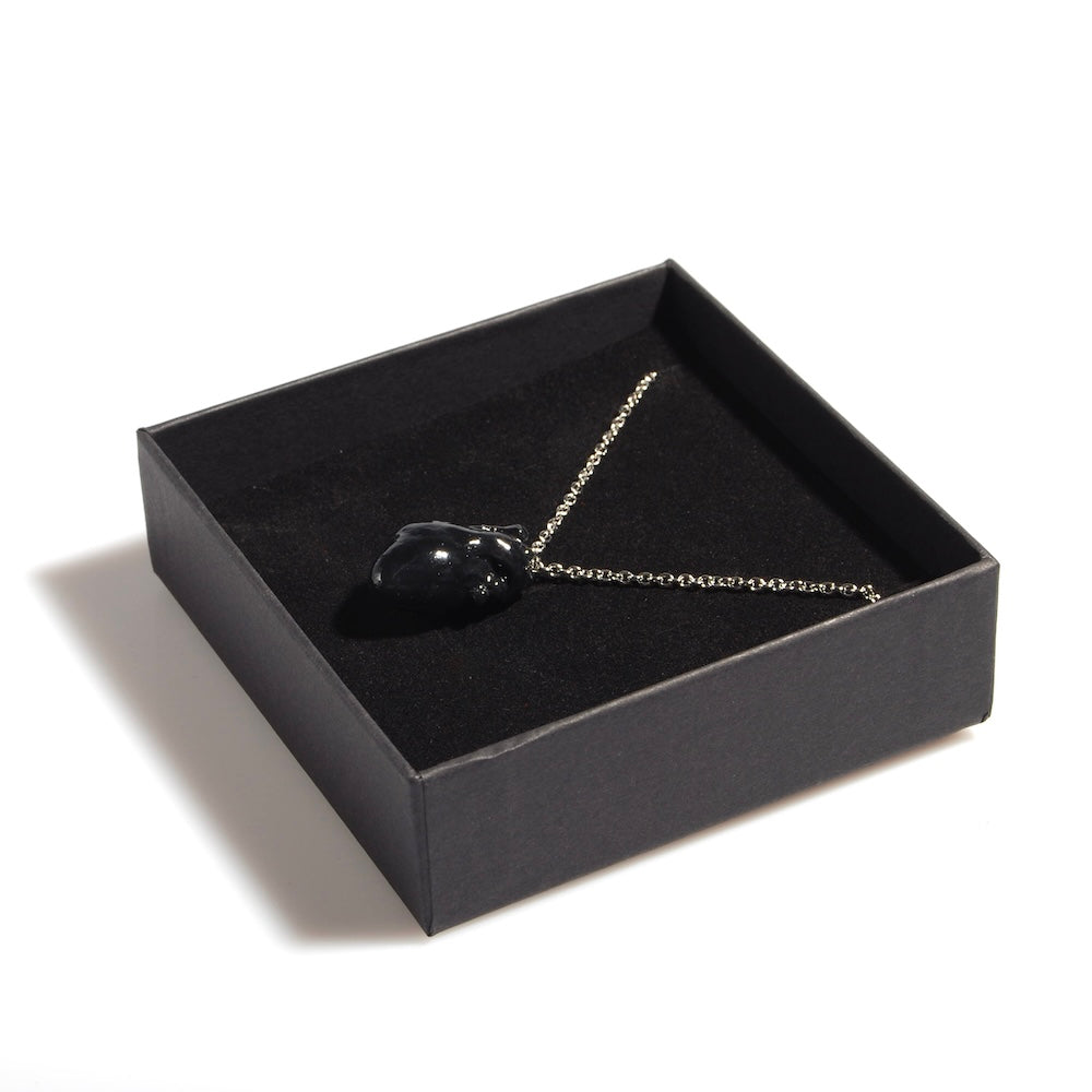 collana con pendente cuore anatomico nero dentro ad una scatolina nera