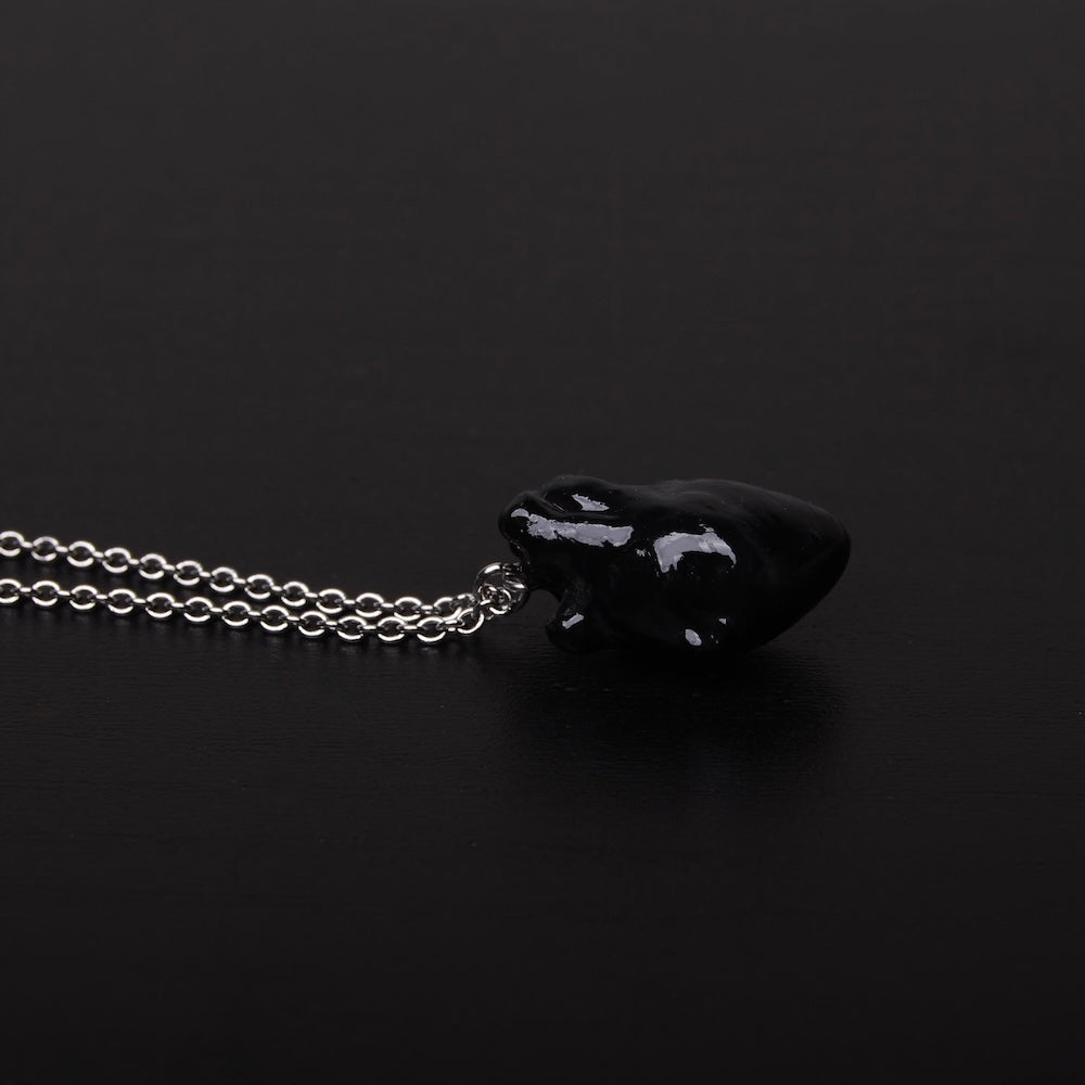 collana con pendente cuore anatomico nero, vista laterale