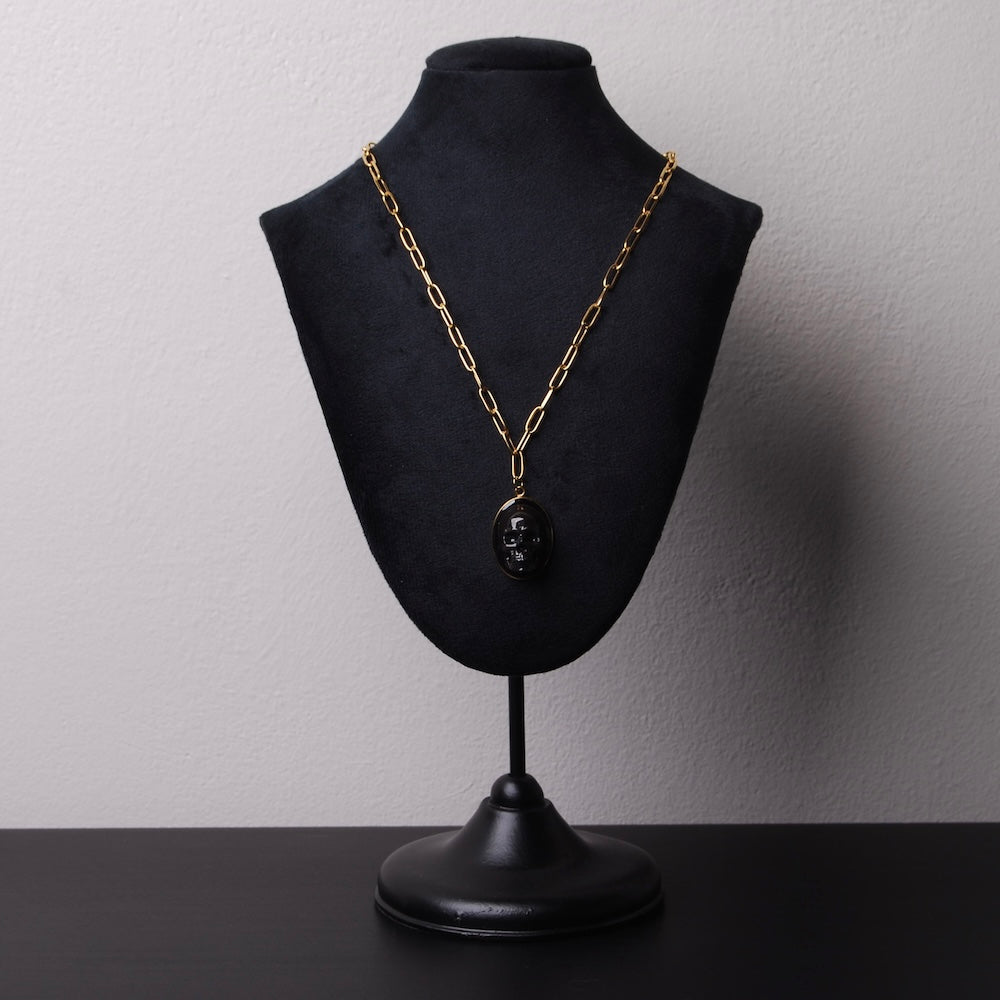 collana con pendente ovale con teschio cammeo esposta su espositore per collane
