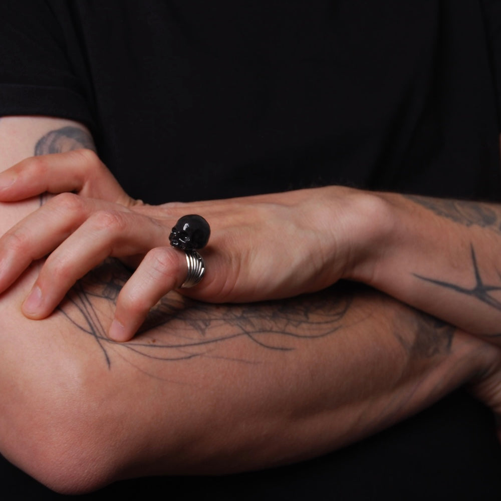 anello con teschio nero indossato su mano maschile
