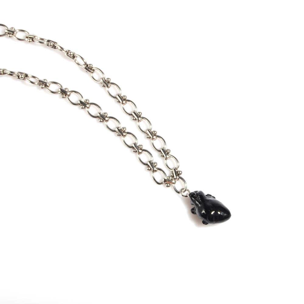 collana catena spessa con pendente cuore anatomico nero vista dall'alto