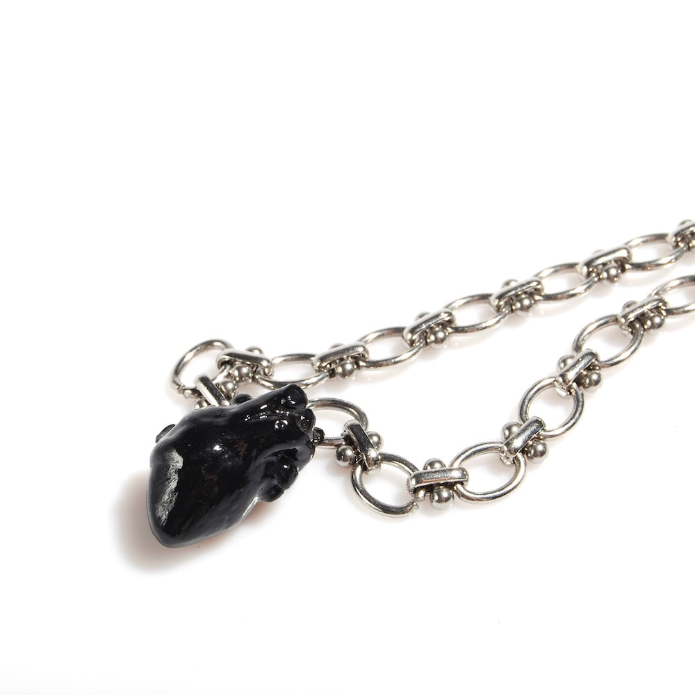 collana catena spessa con pendente cuore anatomico nero, particolare del cuore