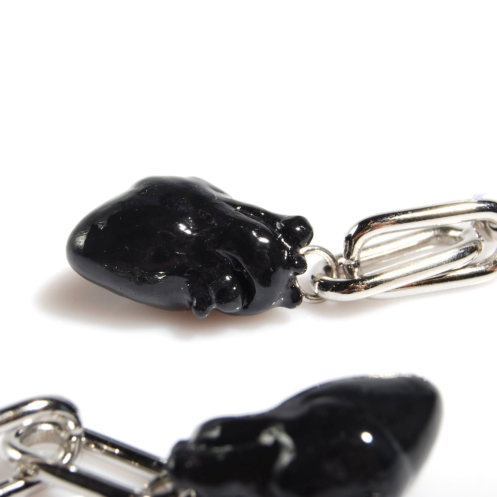orecchini pendenti a catena con cuore anatomico nero, particolare laterale del cuore