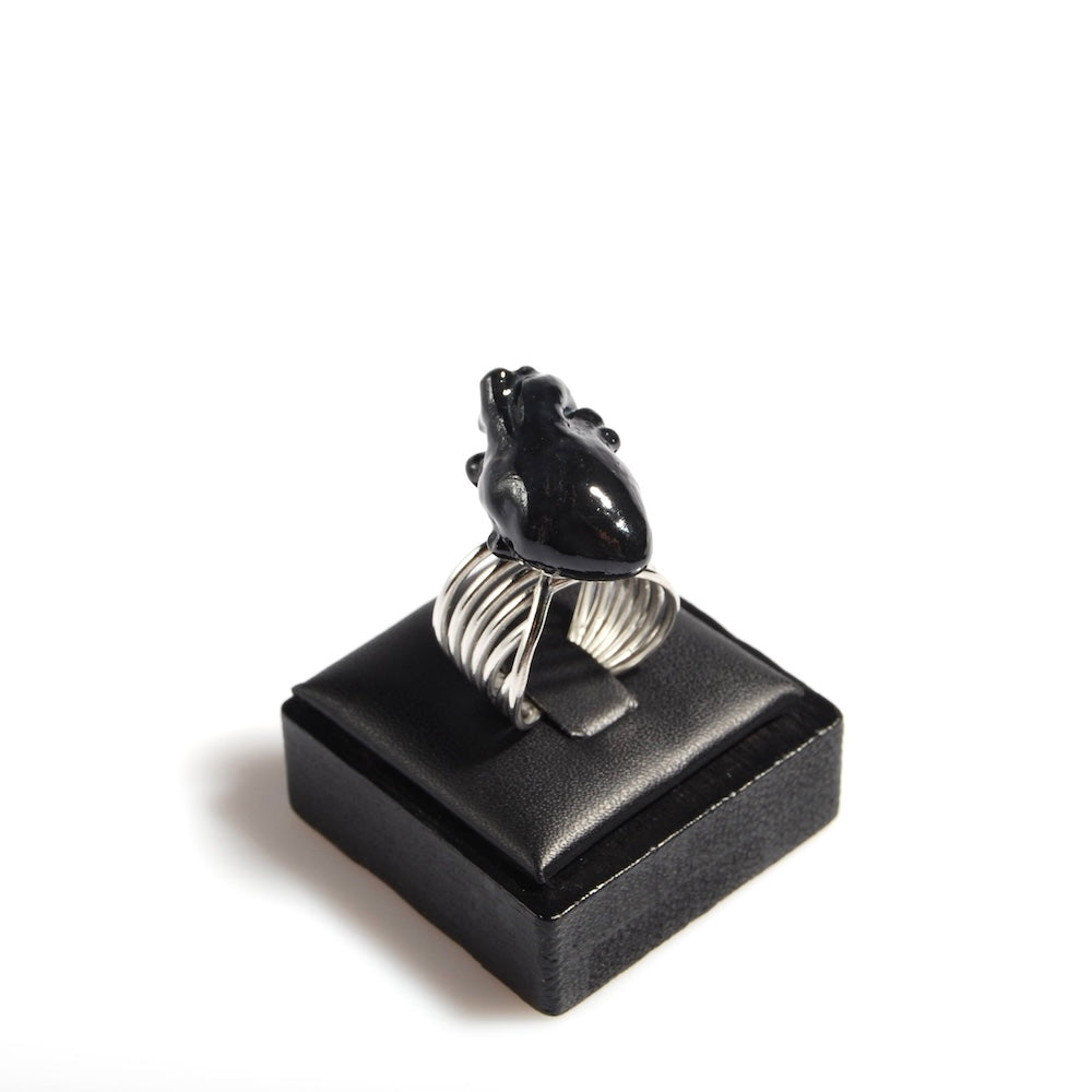 anello con cuore anatomico nero su poggia anelli