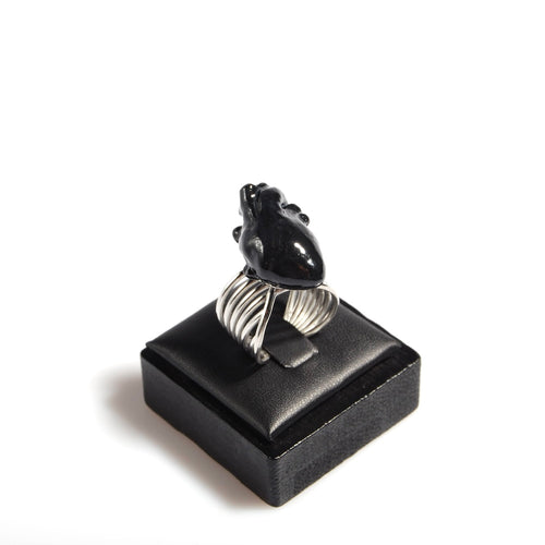 anello con cuore anatomico nero su poggia anelli