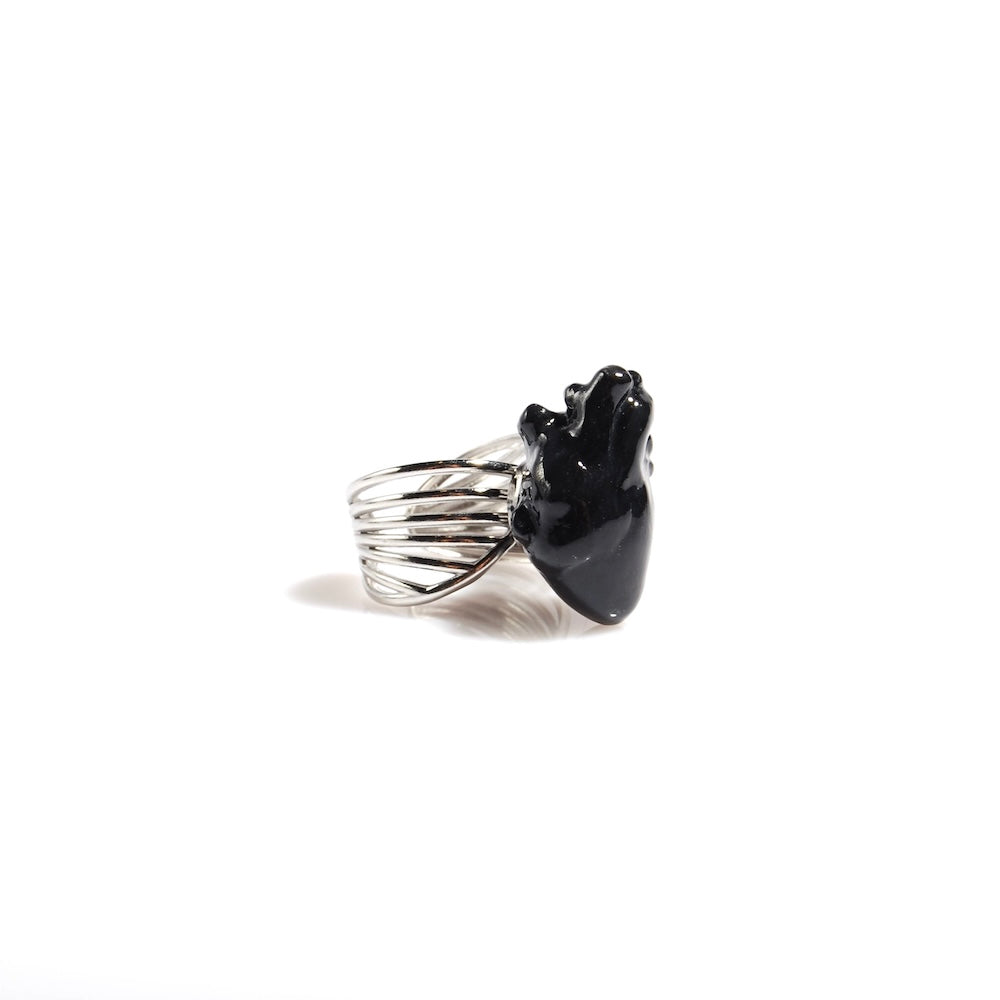 anello con cuore anatomico nero, vista laterale