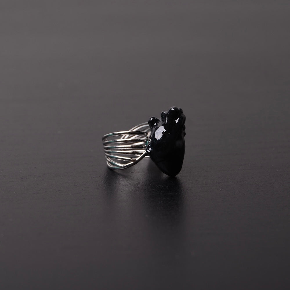 anello con cuore anatomico nero, vista 3/4