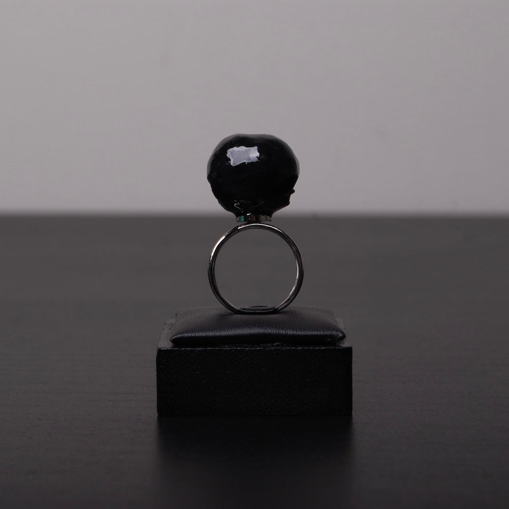 Anello teschio di corvo nero, vista del retro