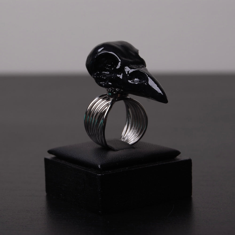 Anello teschio di corvo nero
