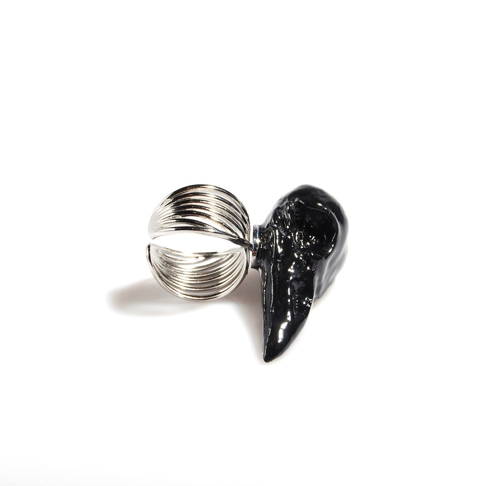 Anello teschio di corvo nero poggiato di lato