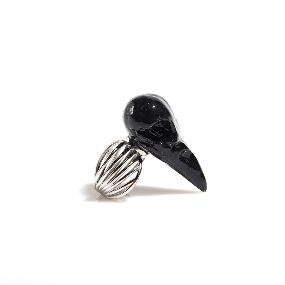 Anello teschio di corvo nero, vista laterale