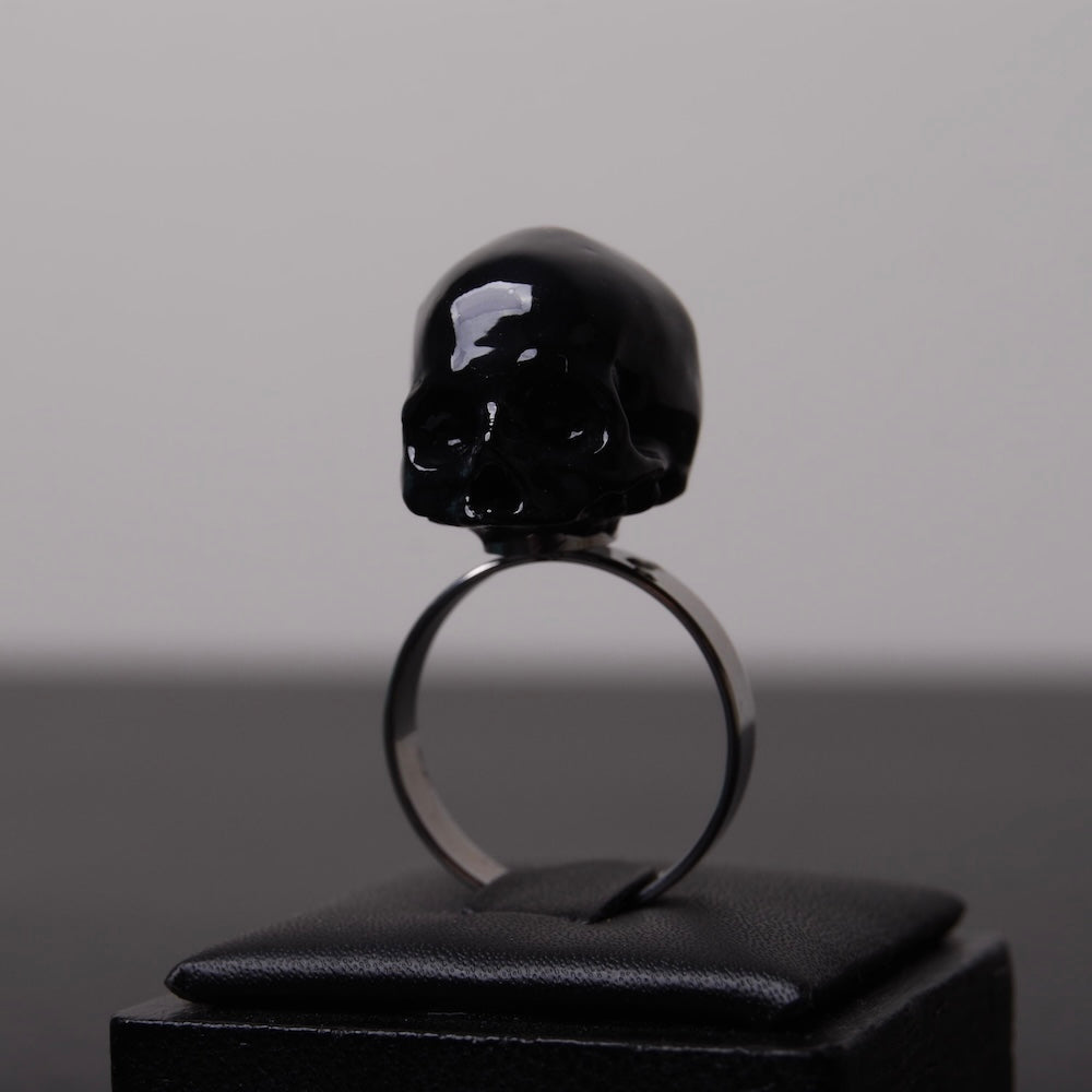 anello con teschio nero su porta anelli