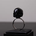 anello con teschio nero su porta anelli