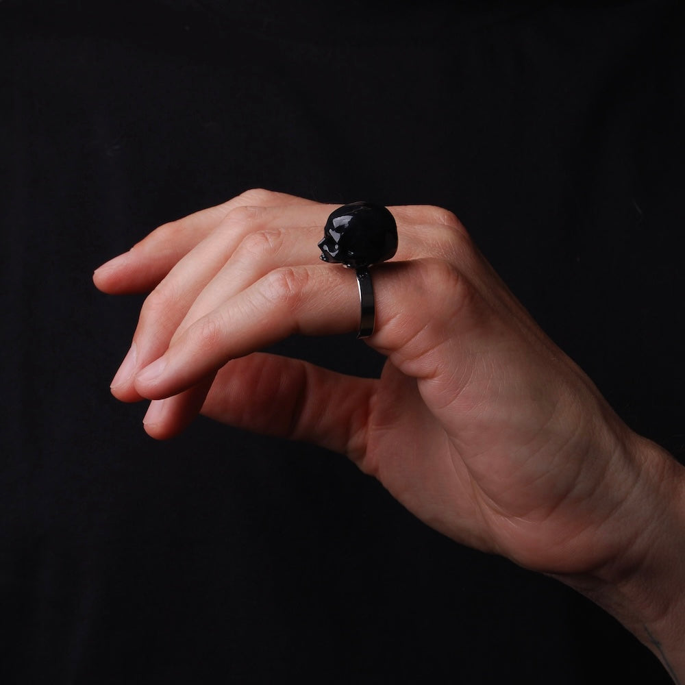 anello con teschio nero indossato su mano maschile