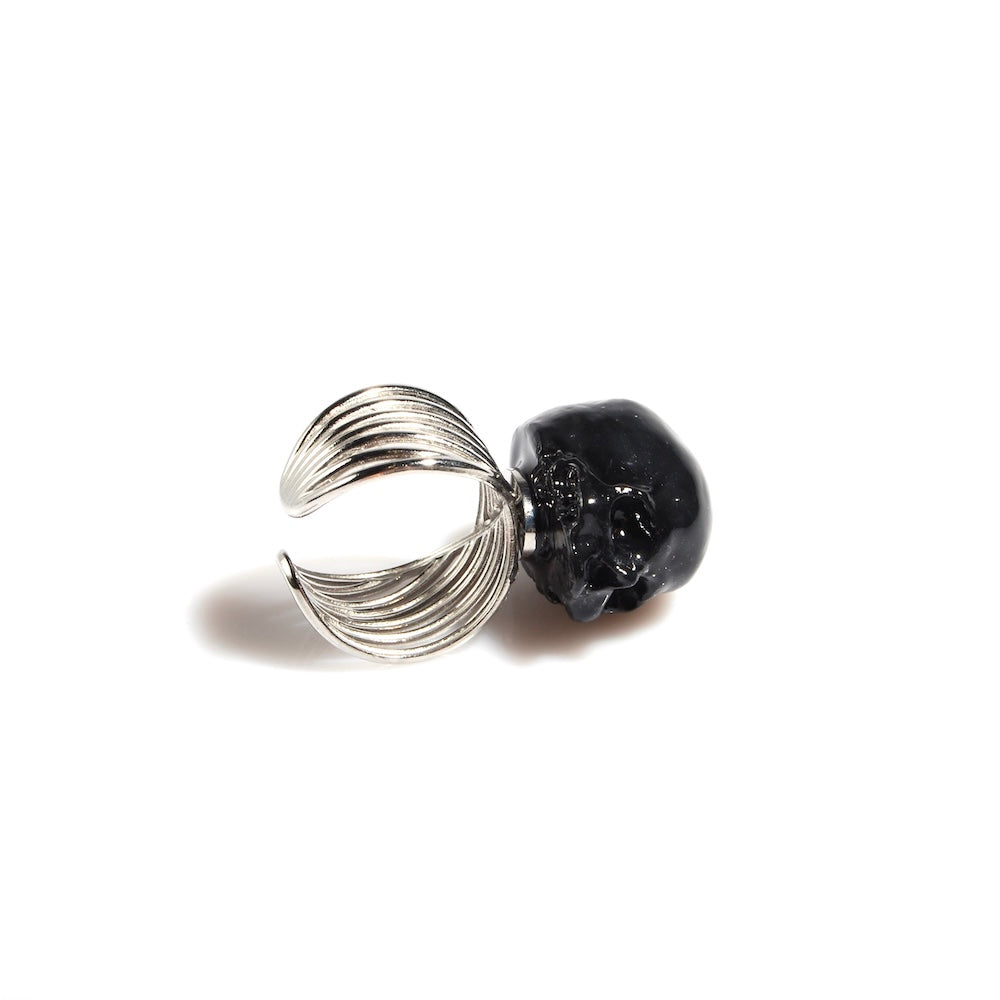 anello con teschio nero vista 3/4