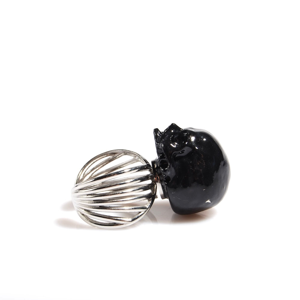 anello con teschio nero vista laterale