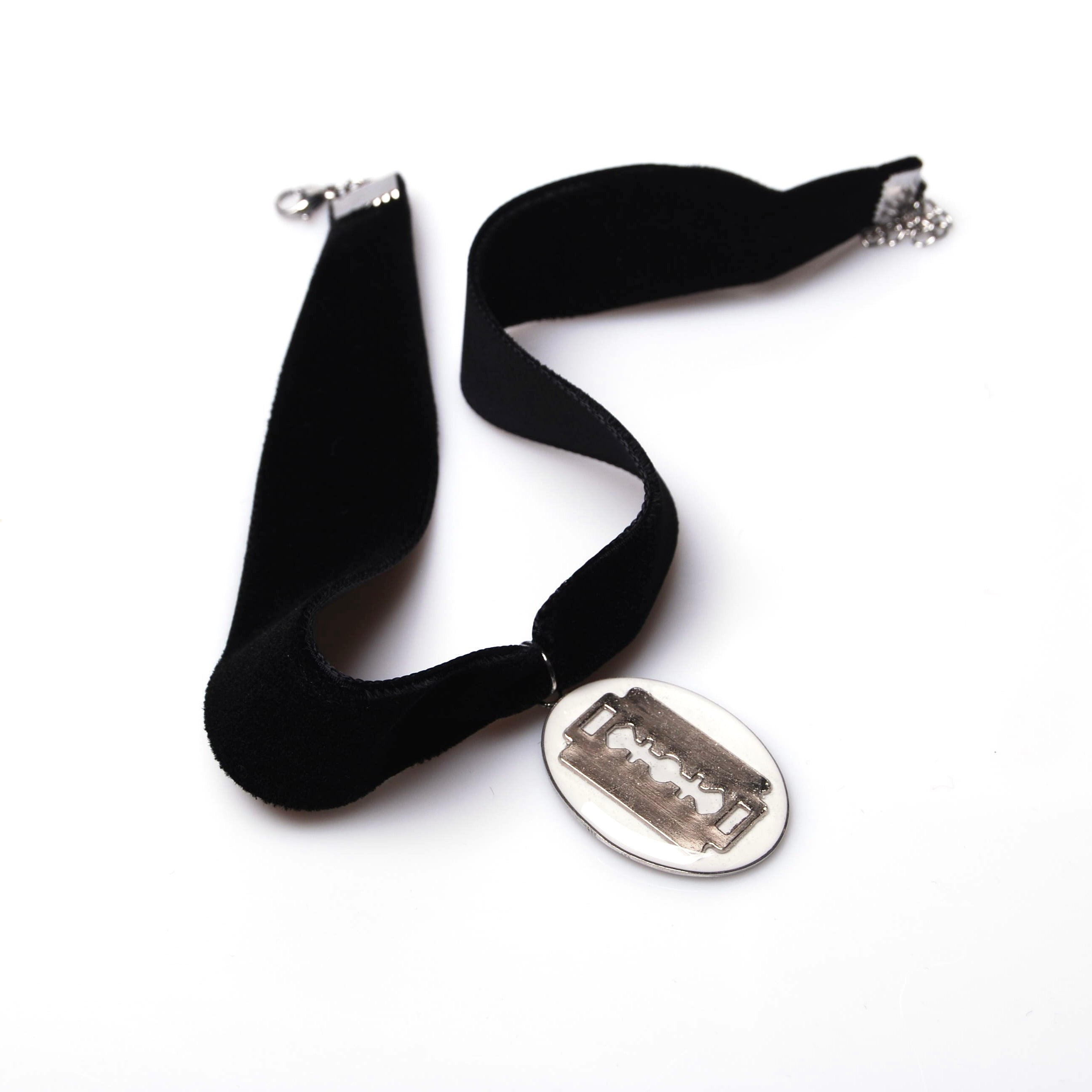 choker in velluto nero con pendente ovale con charm lametta