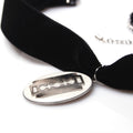 pendente ovale con charm lametta appeso a choker in velluto nero
