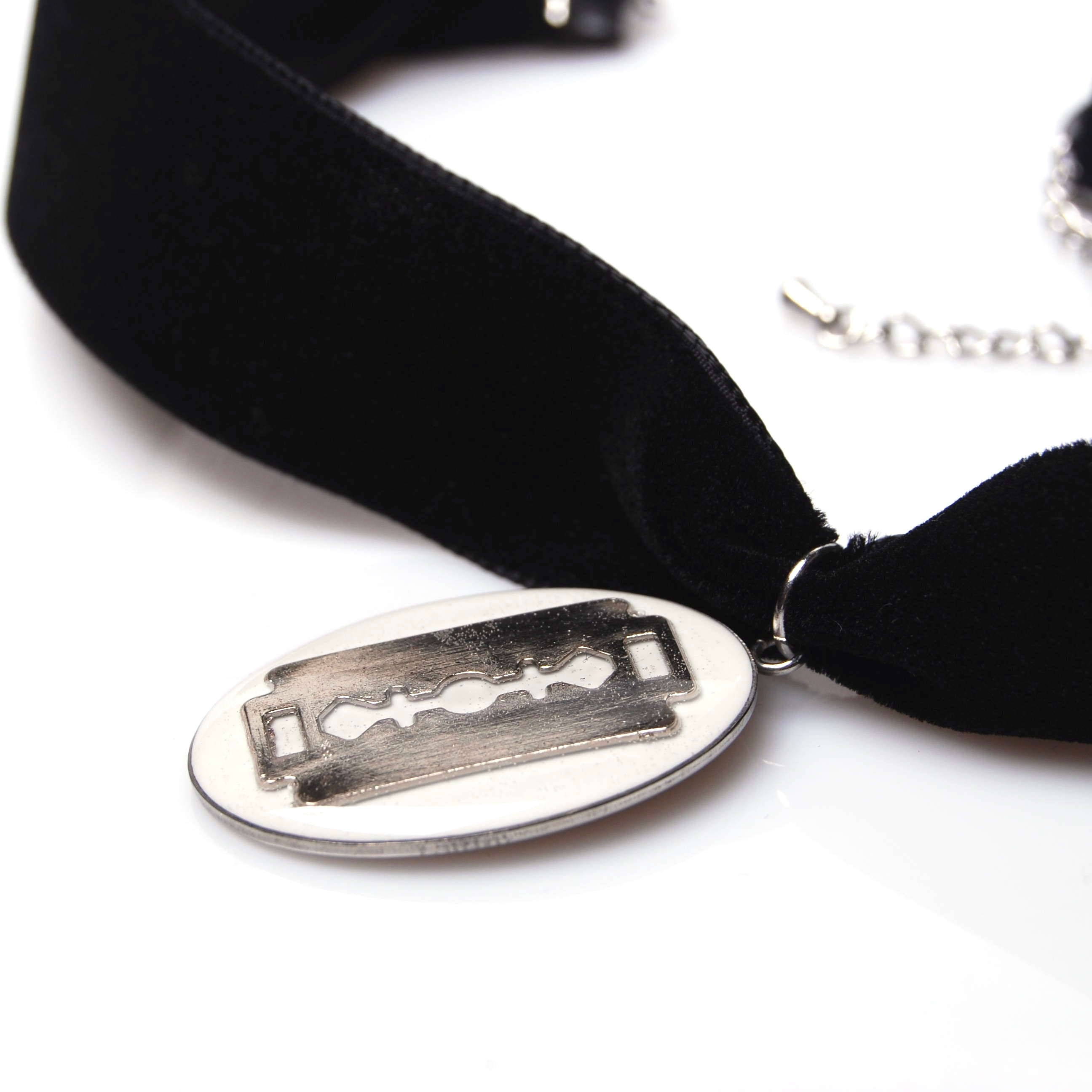 pendente ovale con charm lametta appeso a choker in velluto nero