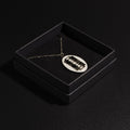 collana con pendente ovale con charm lametta, dentro scatolina nera